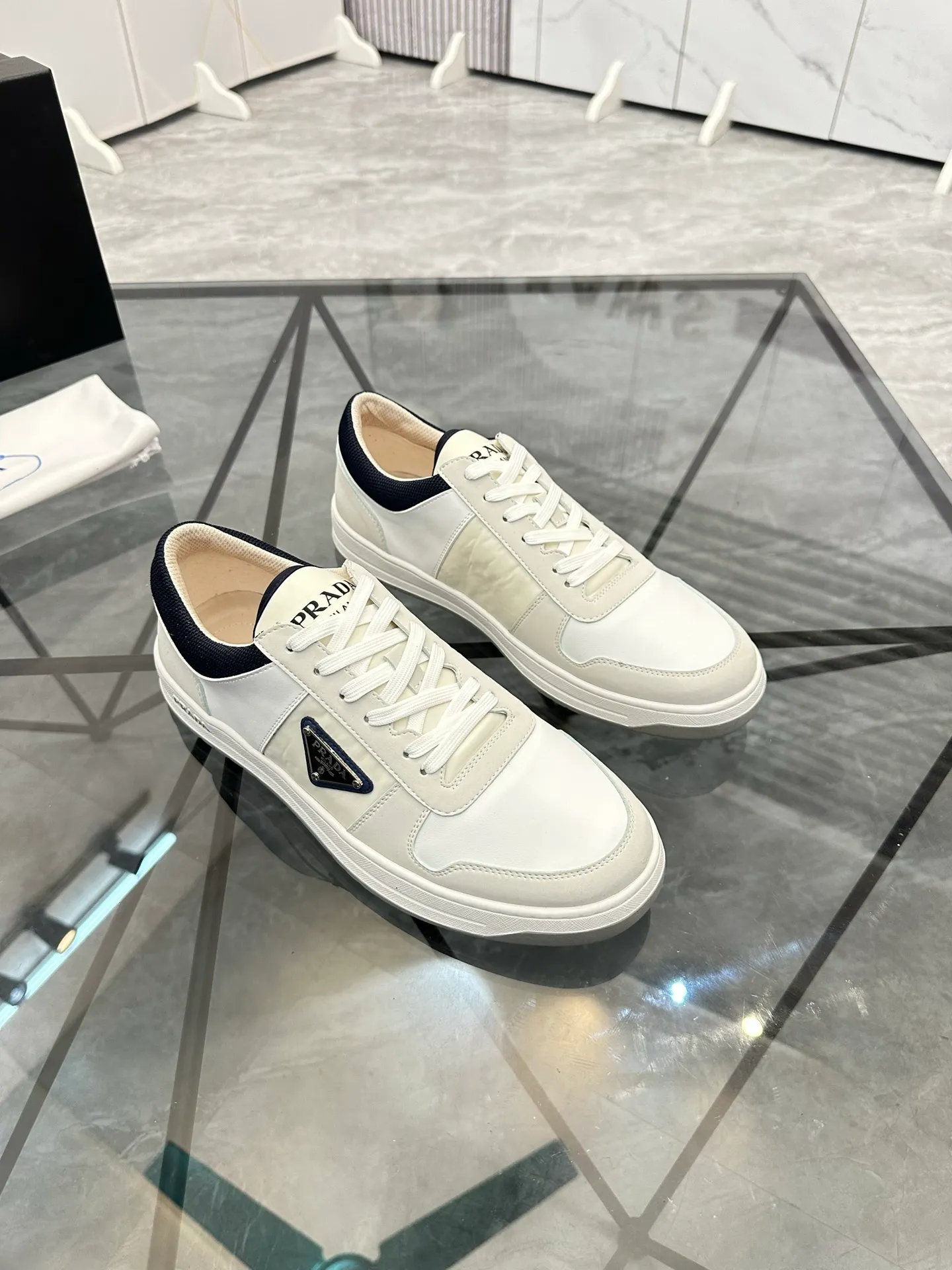 Men's shoes: 💰P420¥ Product trademark: Prada *"Prada*" low-top casual shoes Regular size: 38-44 (can be customized to 45) Product materials: imported cowhide upper with original fabric, breathable lining, original outsole. Number: 020